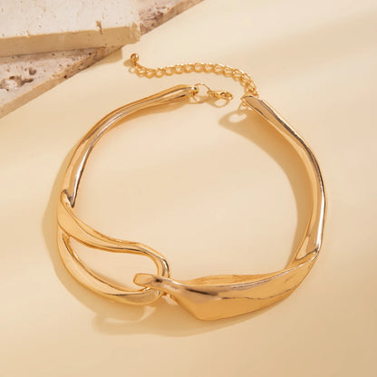 Luna Curve Choker