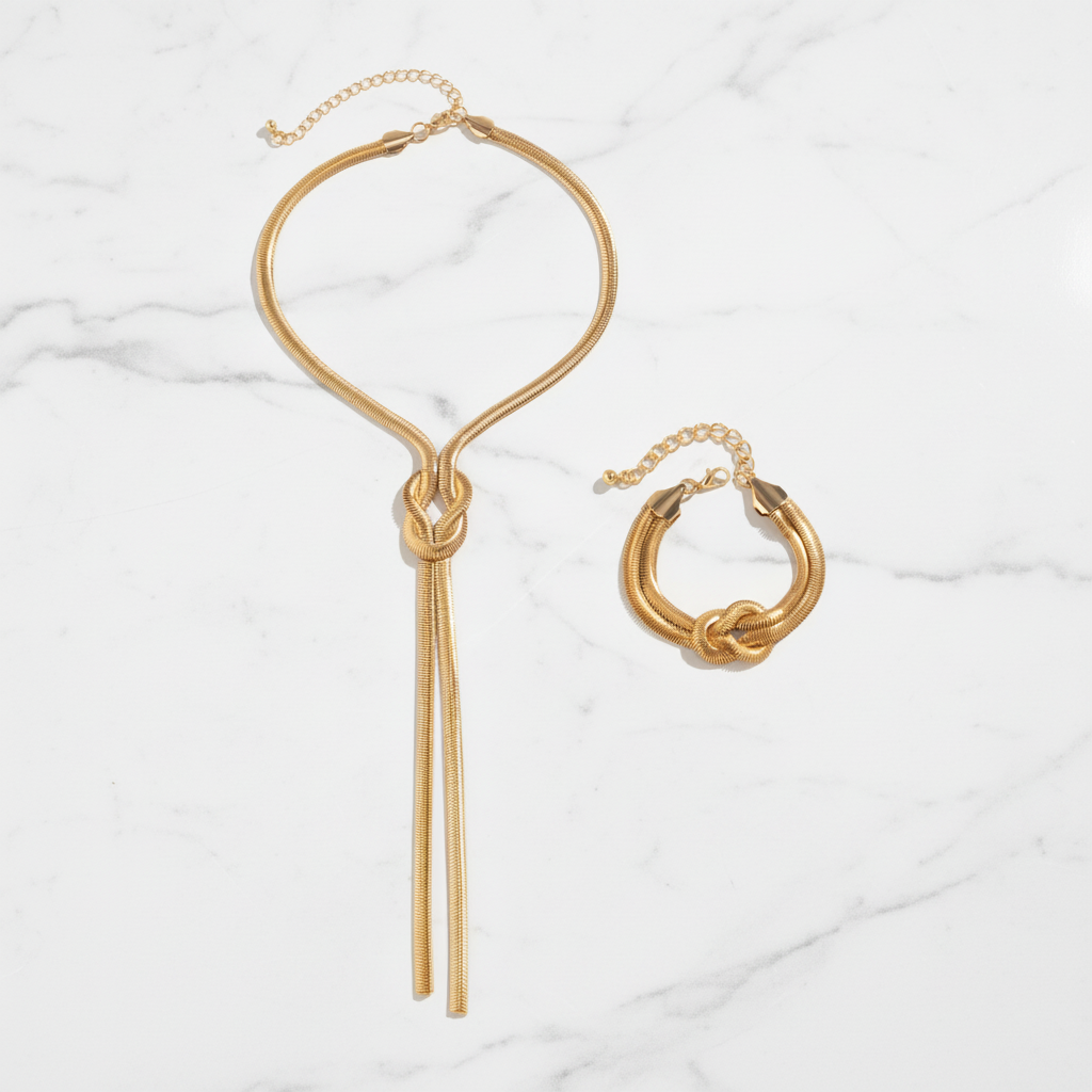 Conjunto de joias douradas em fundo de mármore branco