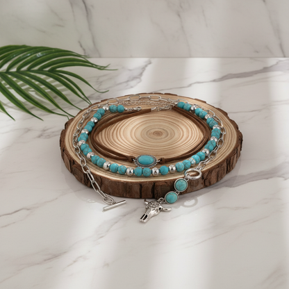 Conjunto de pulseiras com turquesa em ambiente de mármore branco