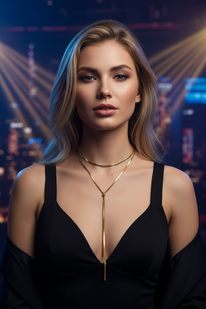 Modelo loira na balada com colar dourado em destaque