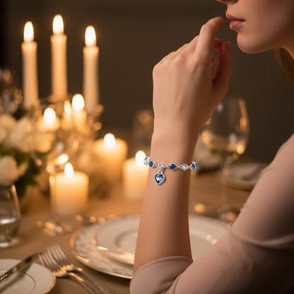 Modelo usando a pulseira em jantar romântico