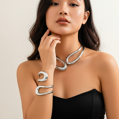 Modelo usando conjunto de gargantilha e pulseira prata